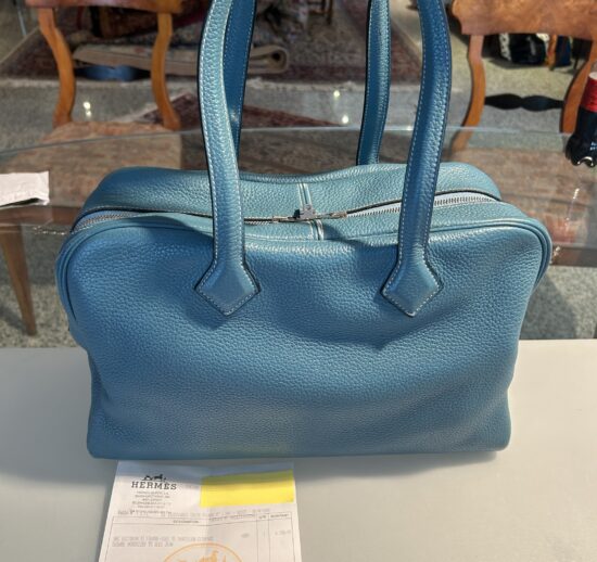 HERMÈS SAC VICTORIA II FOURRE - TOUT 35 TAURILLON CLEMENCE
BLUE JEAN