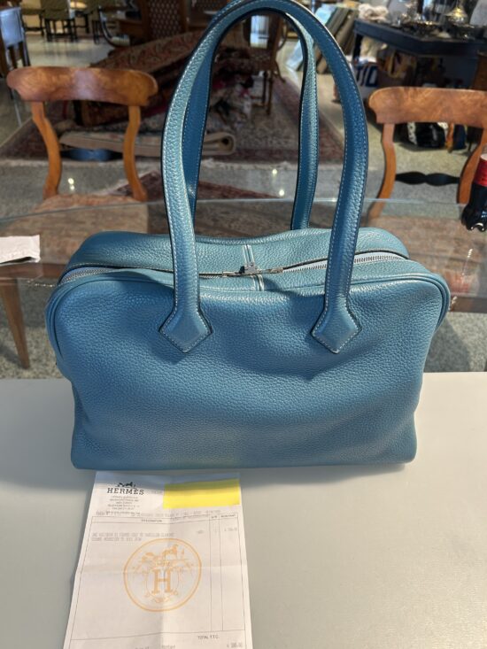 HERMÈS SAC VICTORIA II FOURRE - TOUT 35 TAURILLON CLEMENCE
BLUE JEAN